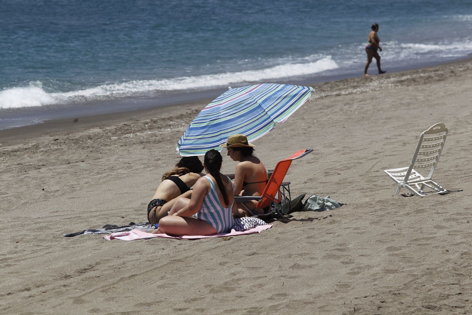 Fotogalería primer día de playa tras el confinamiento en Almería