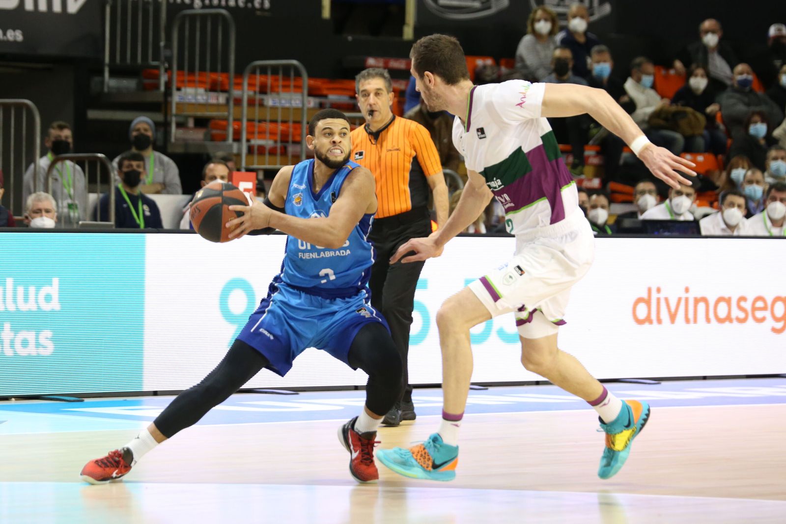 Ray McCallum, ante Rubén Guerrero.