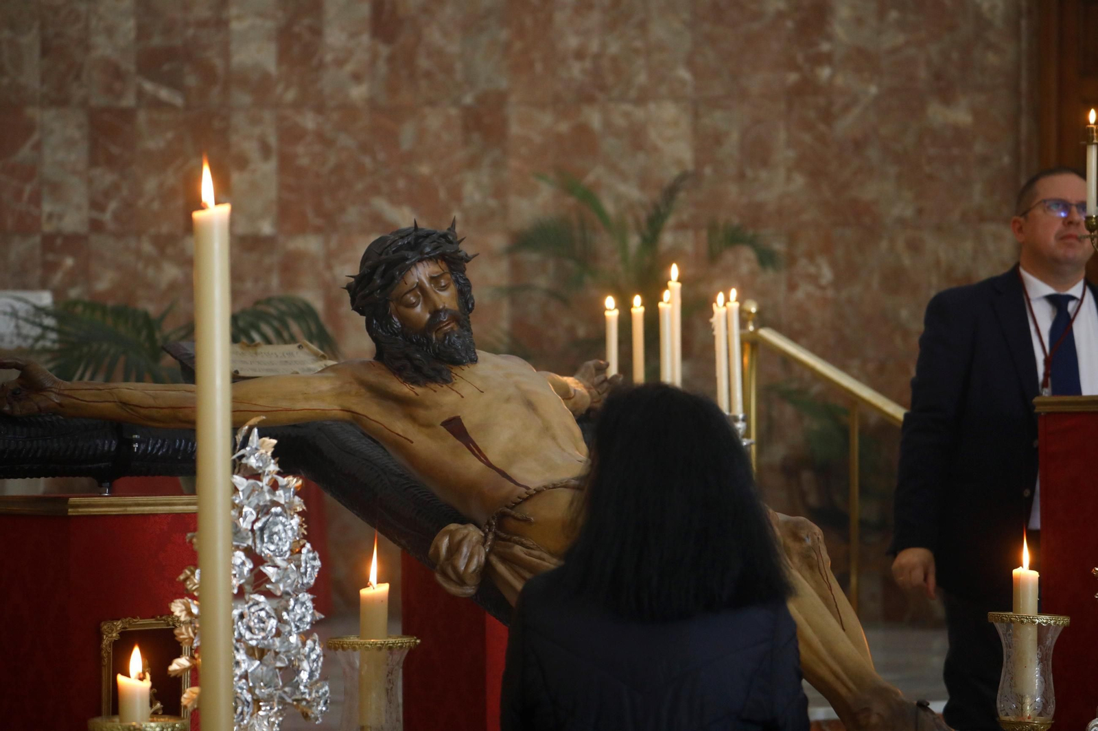 Las mejores fotos del besapiés al Cristo de la Confianza de Córdoba