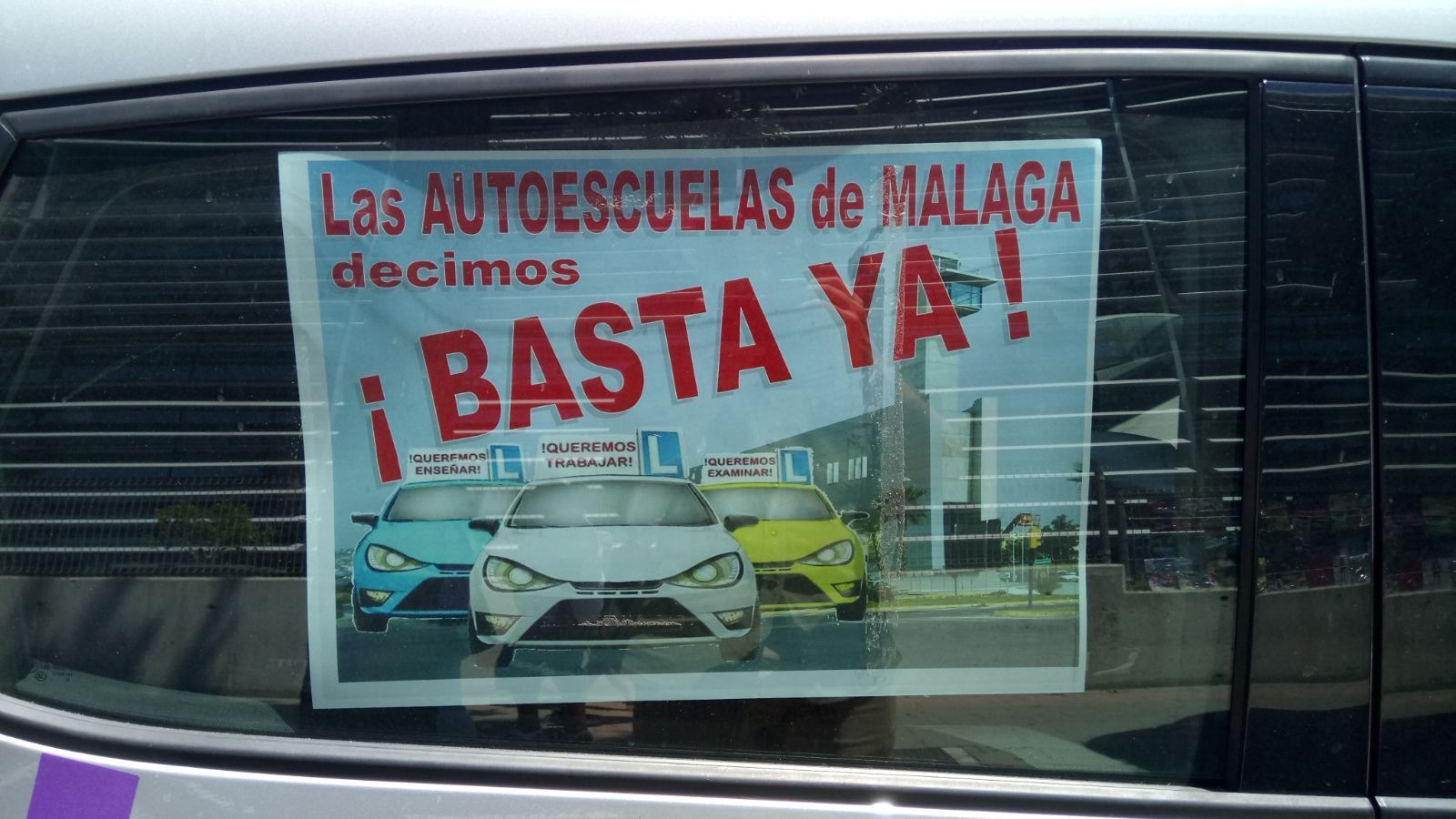 Los carteles que recorrieron la ciudad en los coches.