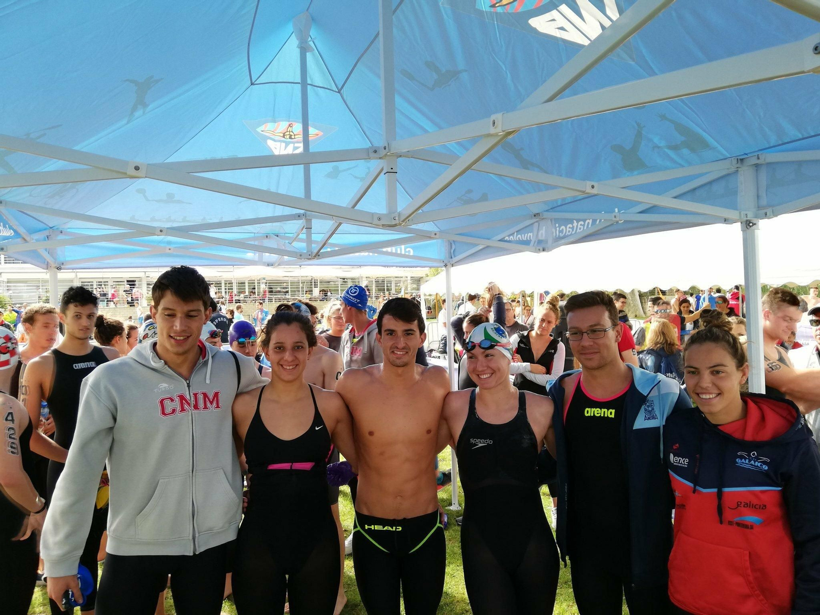 Paula Ruiz y María de Valdés, con el grupo de internacionales en Bañolas.