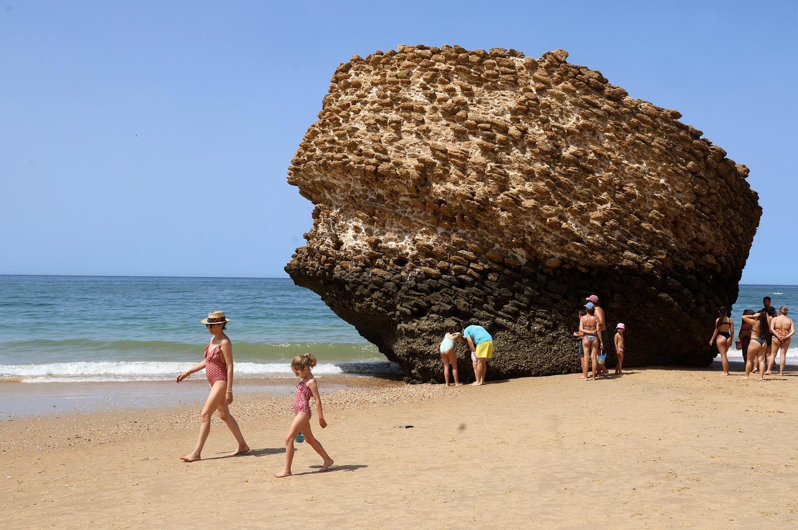 Imágenes del ambiente en las playas de Matalascañas, La Bota y Mazagón durante la mañana del domingo