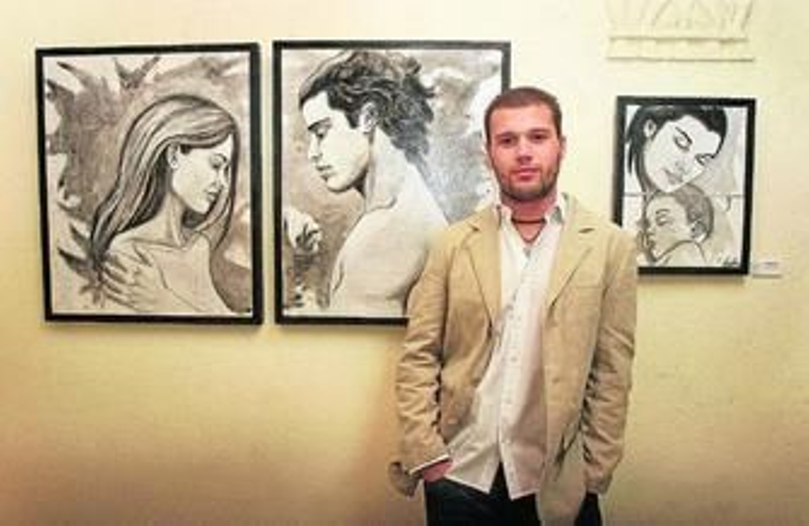 Daniel Daza posa junto a algunas de sus obras, en la Sala de Arte Damajuana, días atrás.