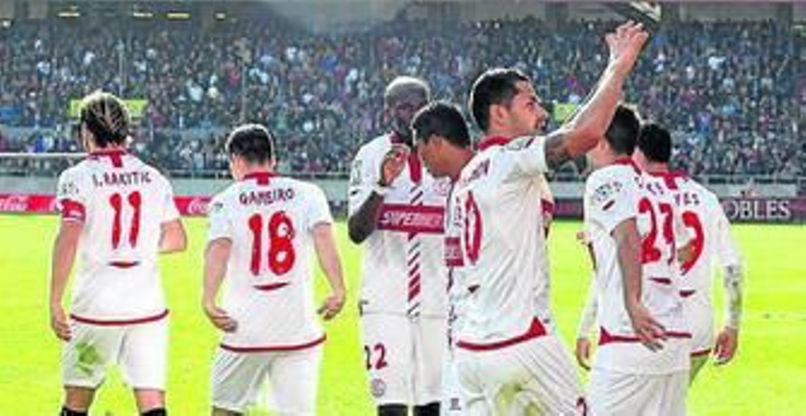 Unai Emery sonríe ante sus jugadores en un entrenamiento.