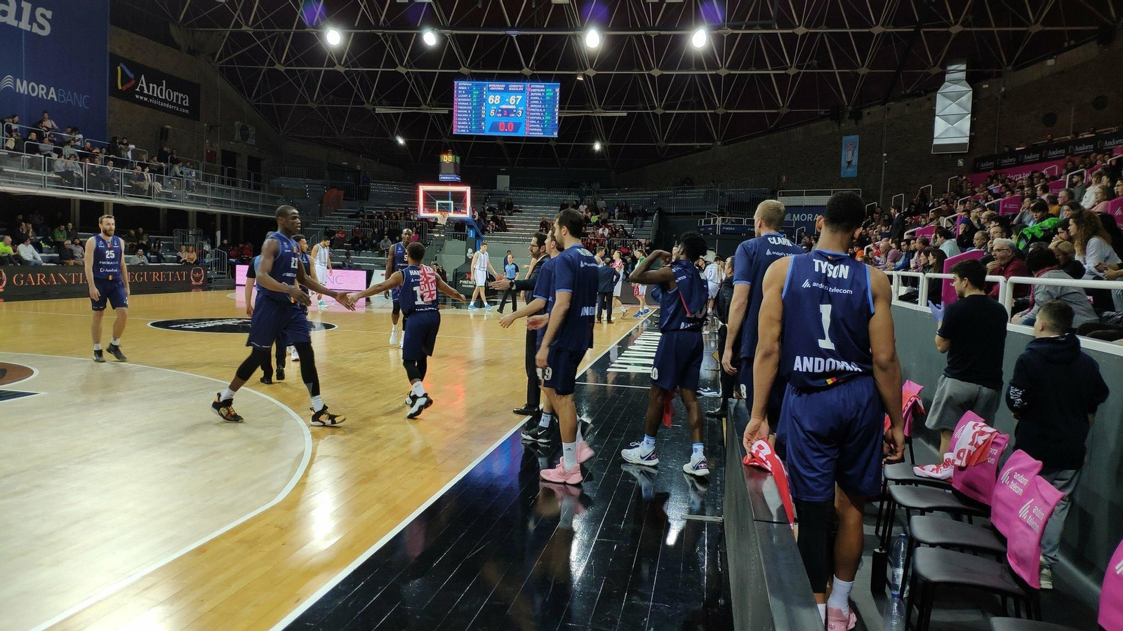 Los jugadores del MoraBanc celebran una acción.