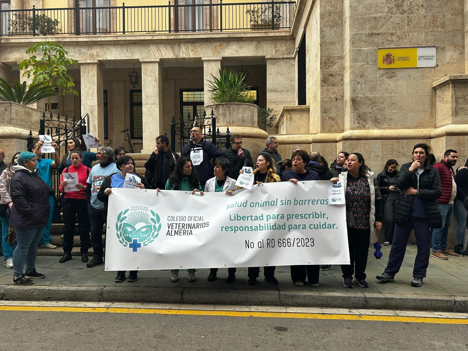 Una de las manifestaciones de rechazo al decreto que han protagonizado los veterinarios en Almería frente a la Subdelegación del Gobierno de España