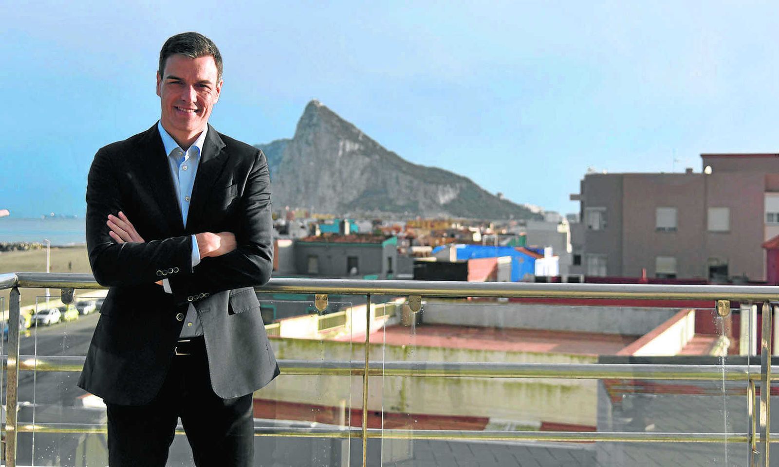 Pedro Sánchez, en La Línea de la Concepción, el pasado 20 de marzo, con el Peñón al fondo.