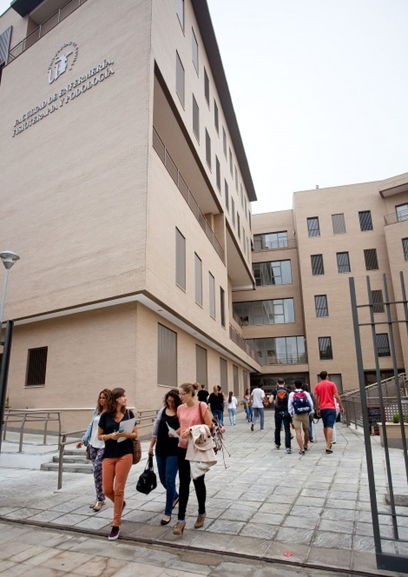 La jornada a beneficio de la Asociación Andaluza de Esclerosis Lateral Amiotrófica (ELA) se desarrolla en la Facultad de Enfermería, Fisioterapia y Podología.