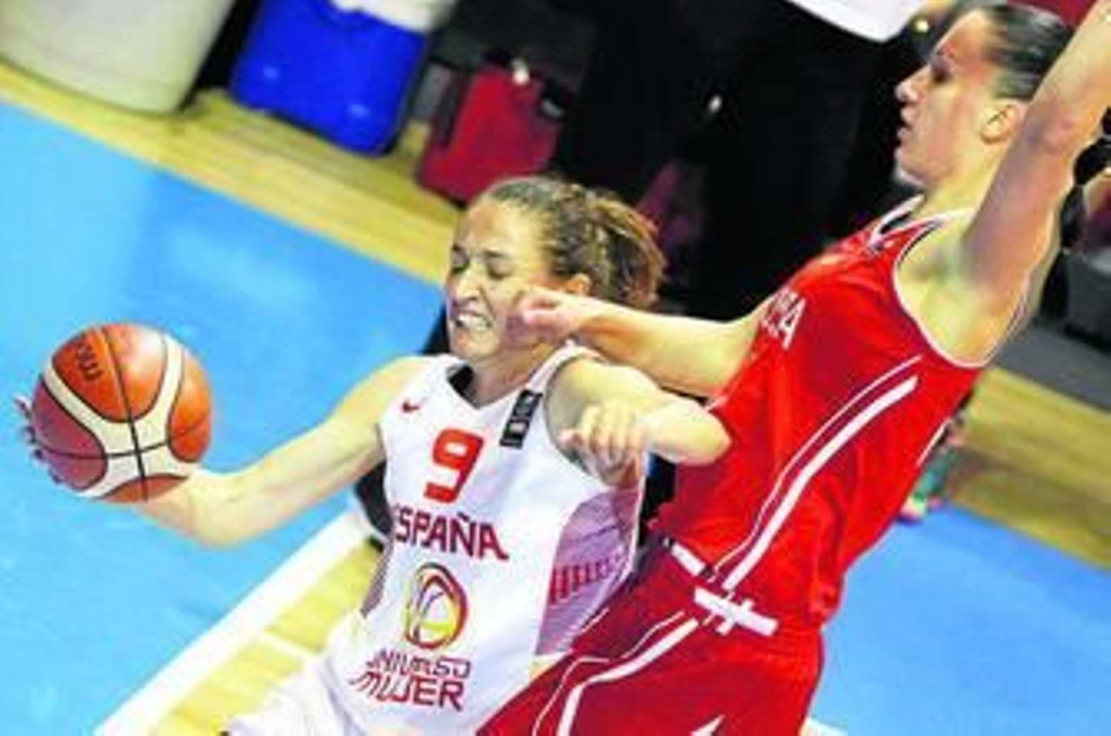 La base Laia Palau recibe una dura falta de la jugadora rusa Marina Kuzina.