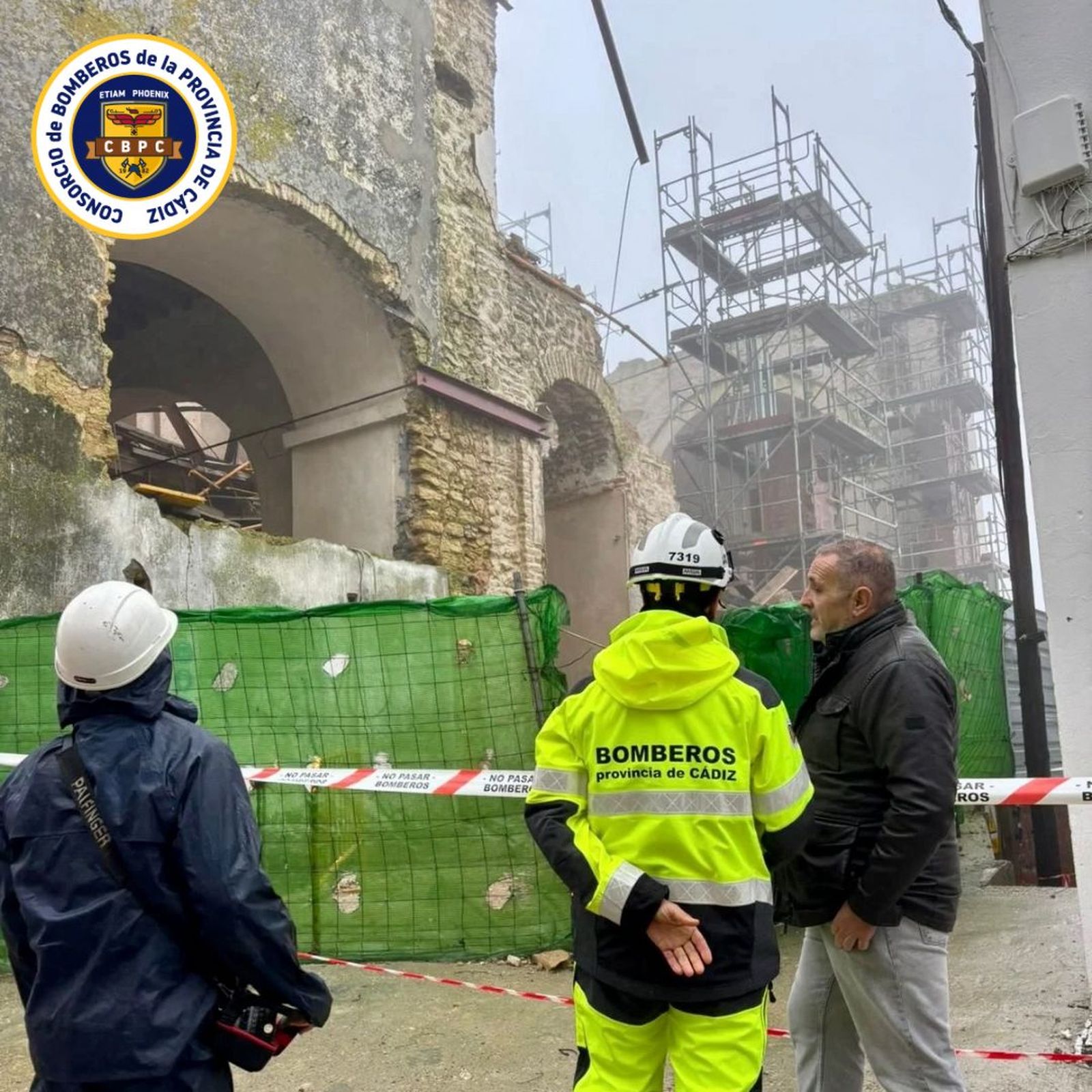 Efectivos de Bomberos de Cádiz en la iglesia que ha sufrido los derrumbes en Medina Sidonia