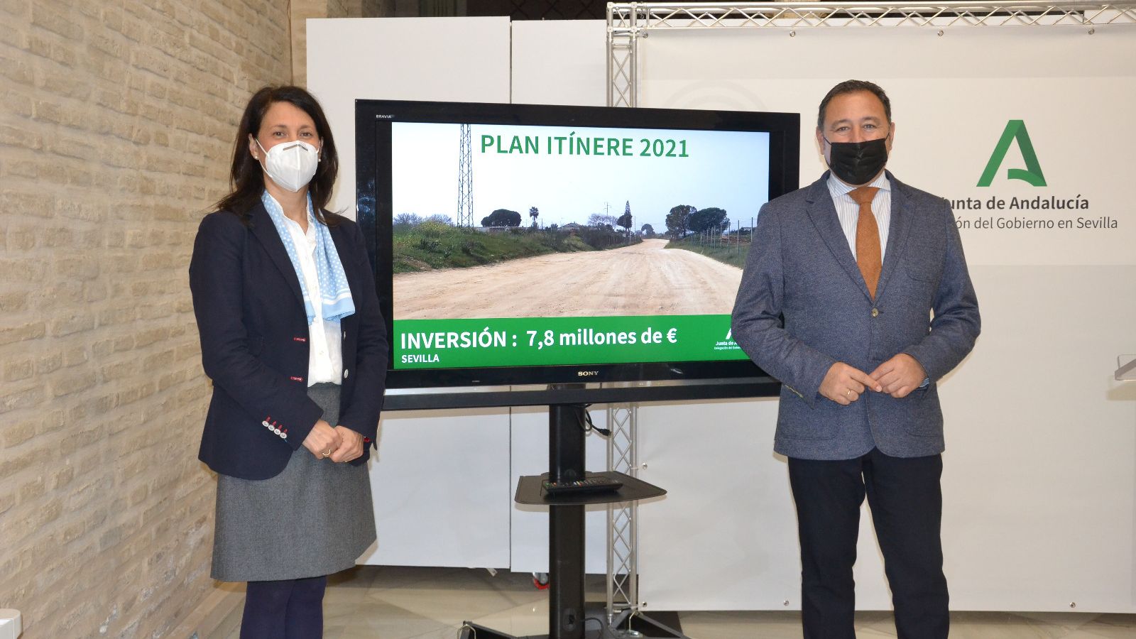 La delegada territorial de Agricultura, Pesca y Ganadería, Isabel Solís, y el delegado de la Junta, Ricardo Sánchez, en la presentación del plan.