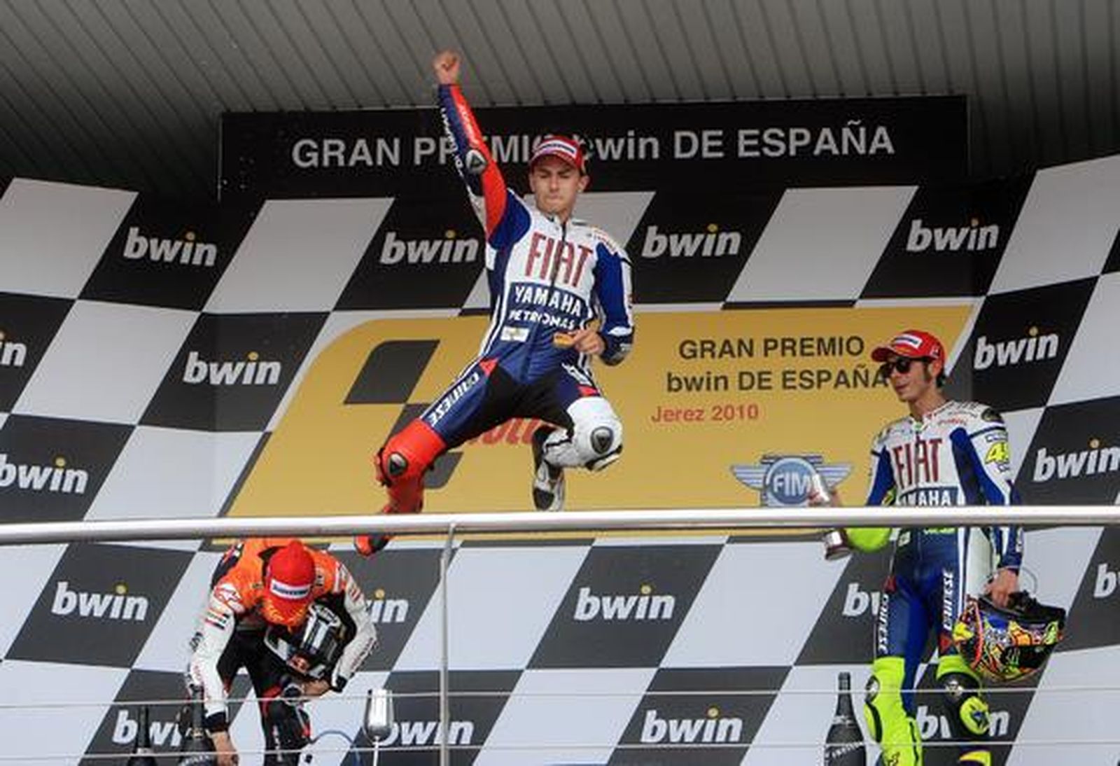 Jorge Lorenzo se impone a Pedrosa en una memorable última vuelta y se hace con su primera victoria en Jerez en la categoría de MotoGP. 

Foto: Juan Carlos Toro y Manuel Aranda