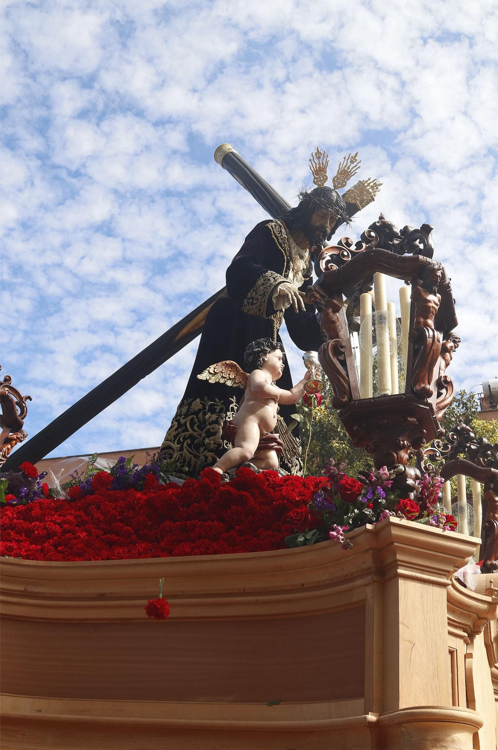 Imágenes del recorrido de la Hermandad de la Redención por las calles de Huelva