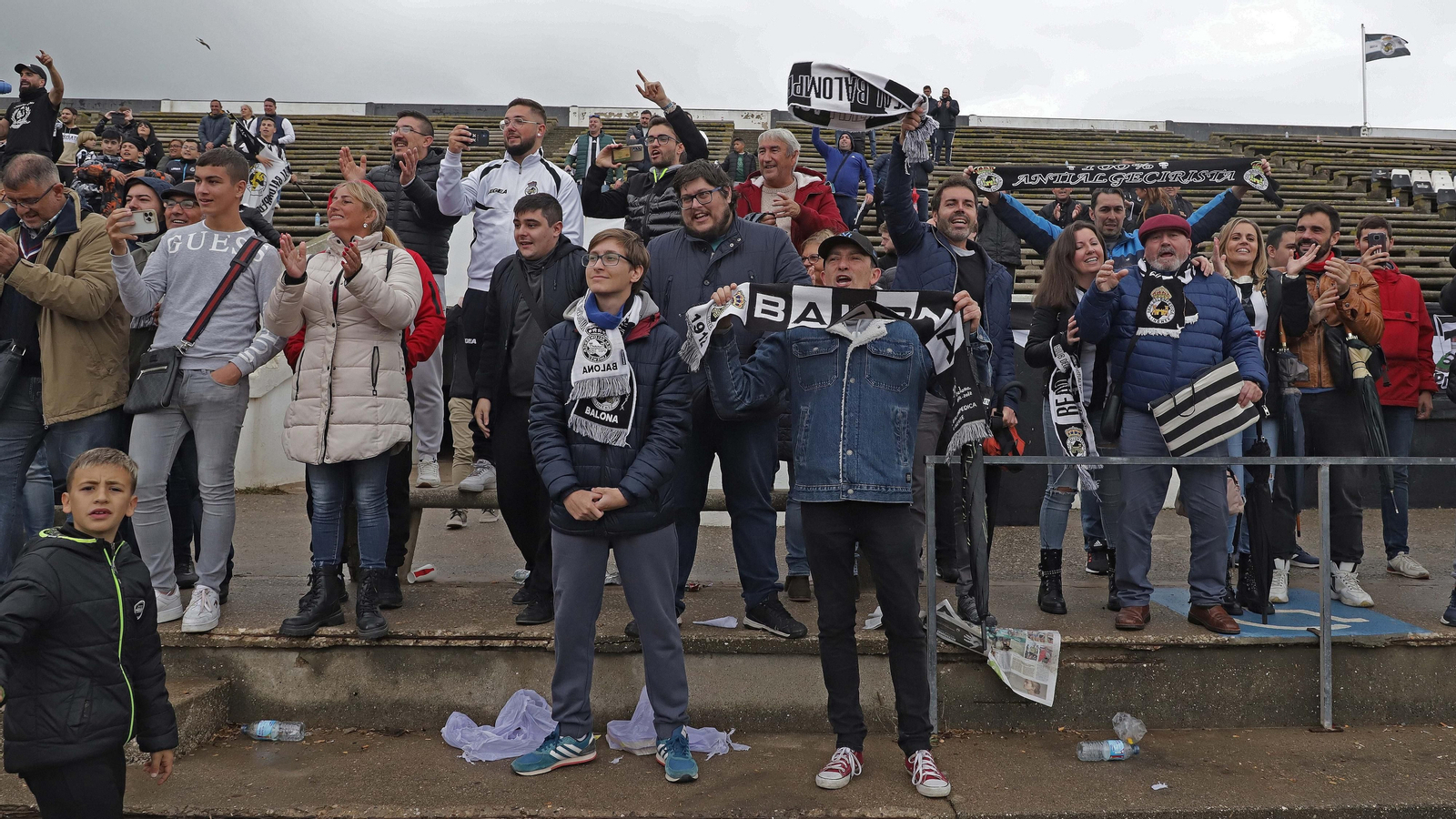Fotos de la afición en el estadio municipal de La Línea