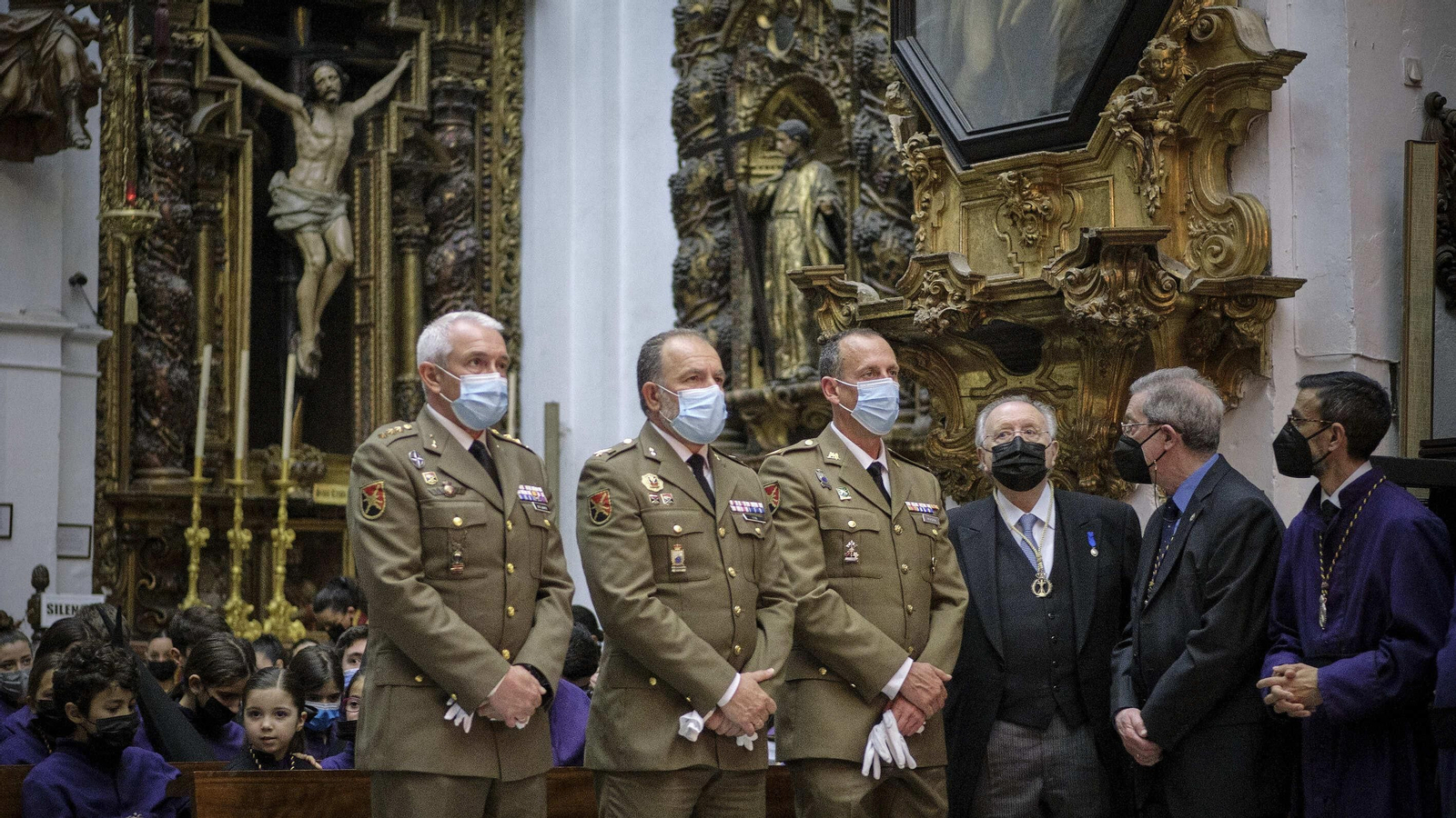 Piedad suspende su salida procesional, los hermanos de la cofradía realizan estación de penitencia en el interior de la iglesia de Santiago.