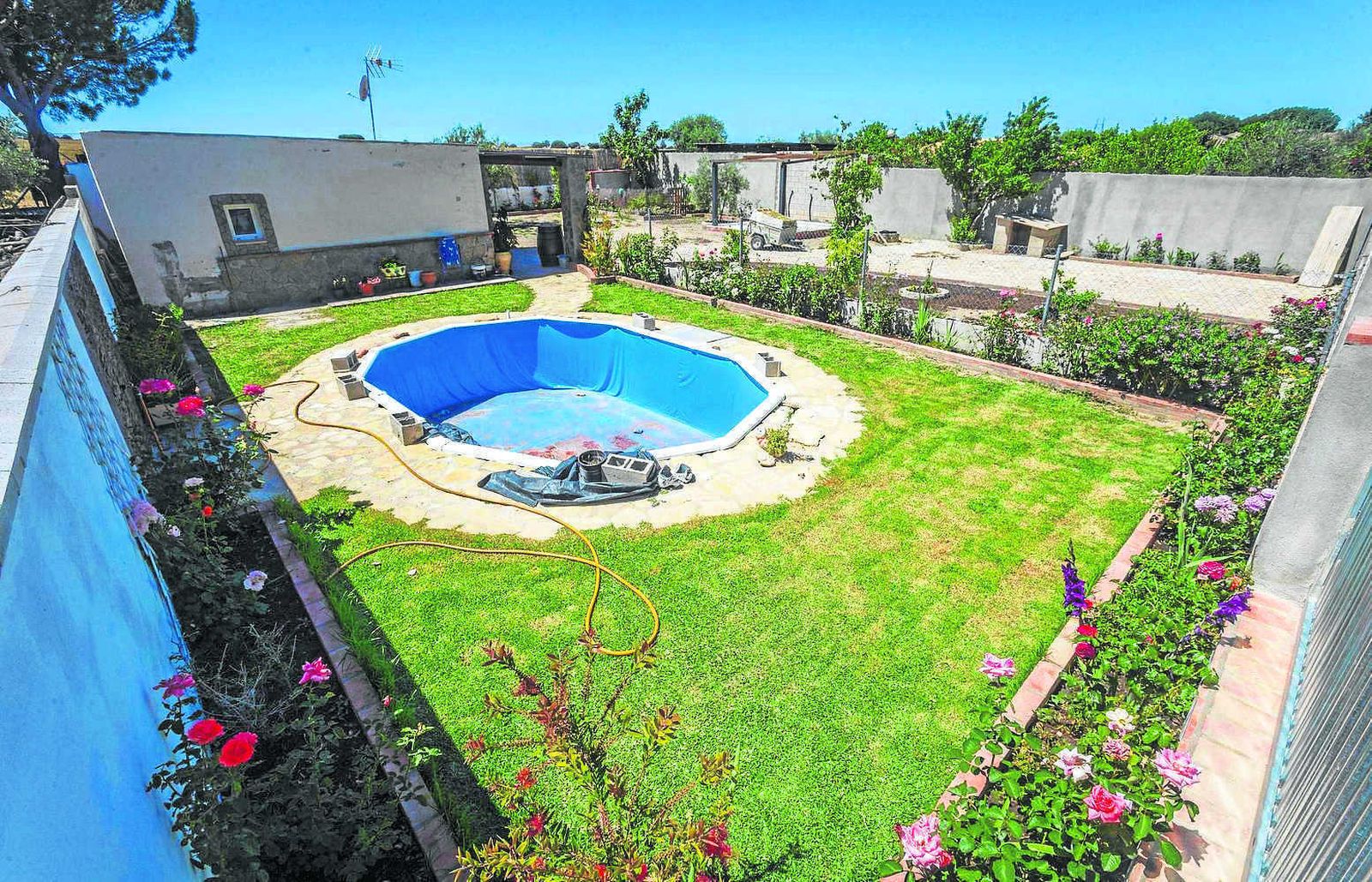 Interior de la finca que ha causado la controversia entre el ex alcalde y el alcalde.