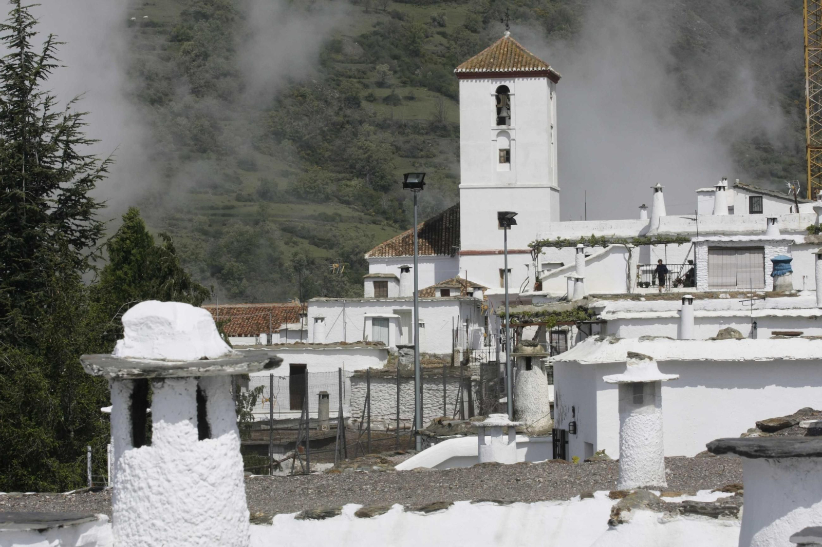 Imagen de los tejados planos y las chimeneas de Bubión.