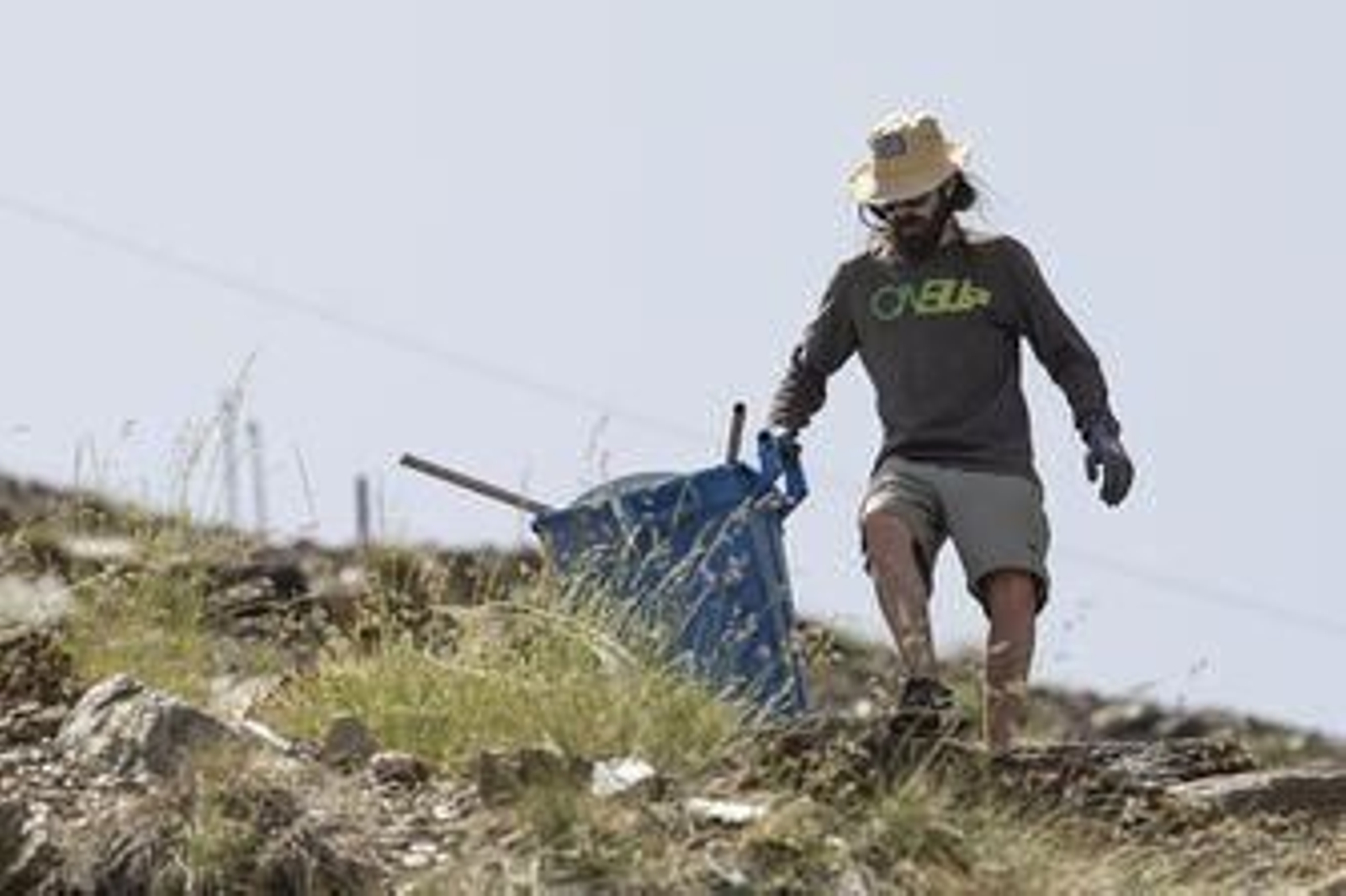 Fotos: así ha sido la jornada de limpieza en las pistas de esquí de Sierra Nevada
