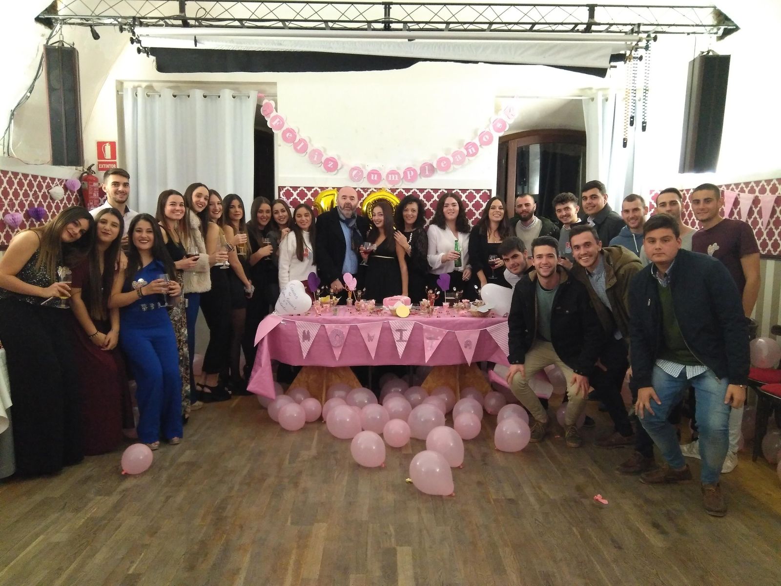 La homenajeada Nazaret García León, con el grupo de familiares y amigos que asistieron a la celebración sorpresa de su mayoría de edad, en el MusiCafé El Pelicano, organizada por María Sirviente, Ana Cantón y Anuca Juan.