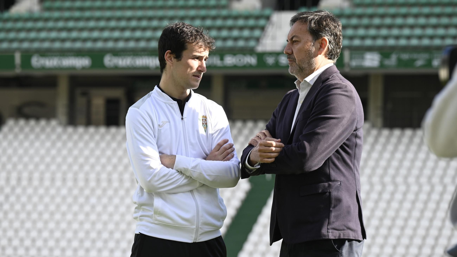 Antonio Fernández Monterrubio, CEO del Córdoba CF, charla con Jon Magunazelaia en su presentación. Antonio Fernández Monterrubio, CEO del Córdoba CF, charla con Jon Magunazelaia en su presentación.