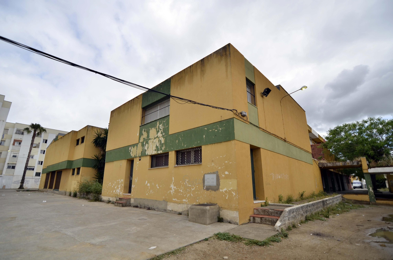 El edificio que alberga las instalaciones del Centro Social El Junquillo, cedido el pasado mayo por la Junta al Ayuntamiento de La Línea.