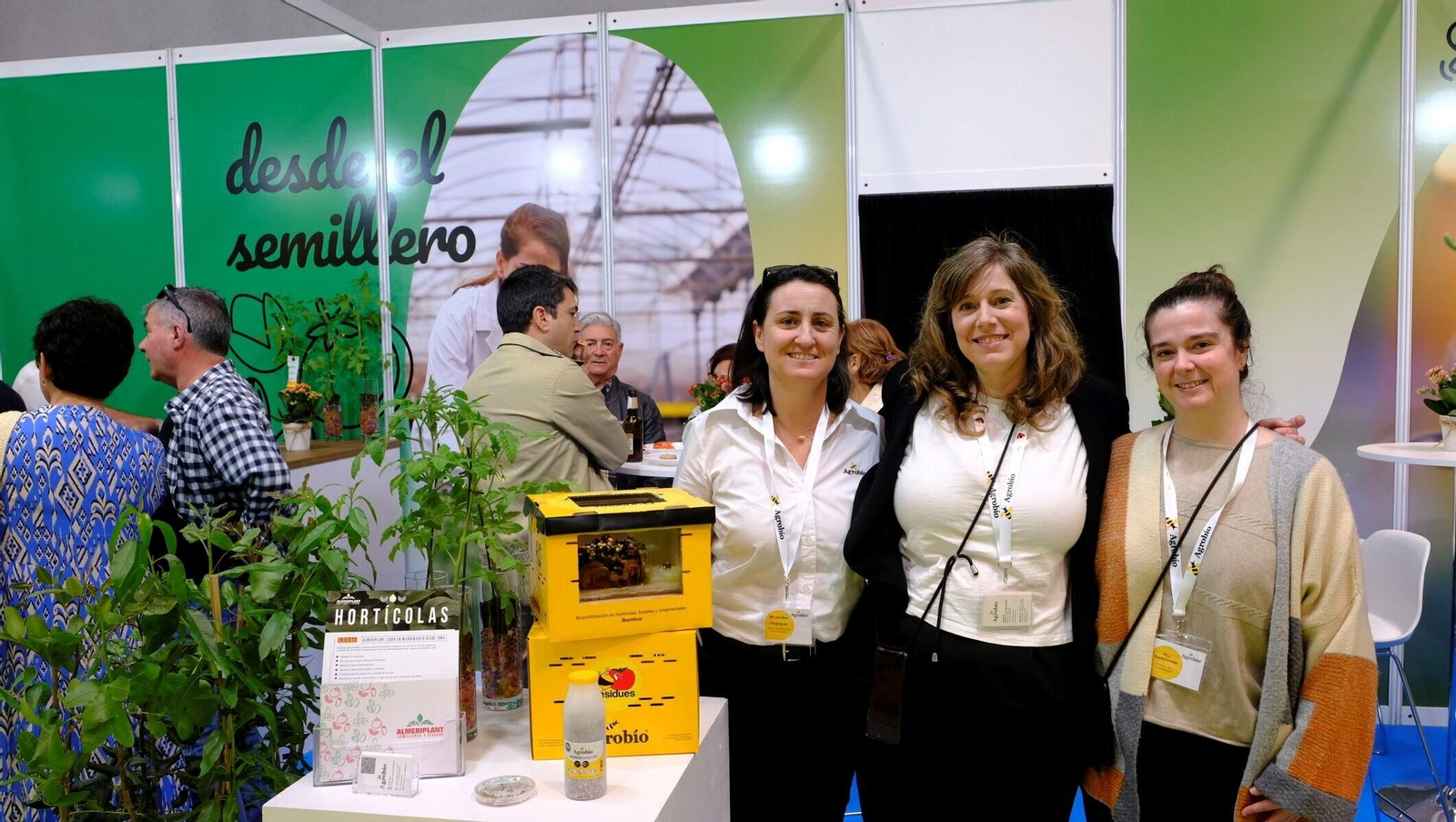 Equipo de Agrobío, en su estand en Expolevante con los abejorros como protagonistas. Equipo de Agrobío, en su estand en Expolevante con los abejorros como protagonistas.