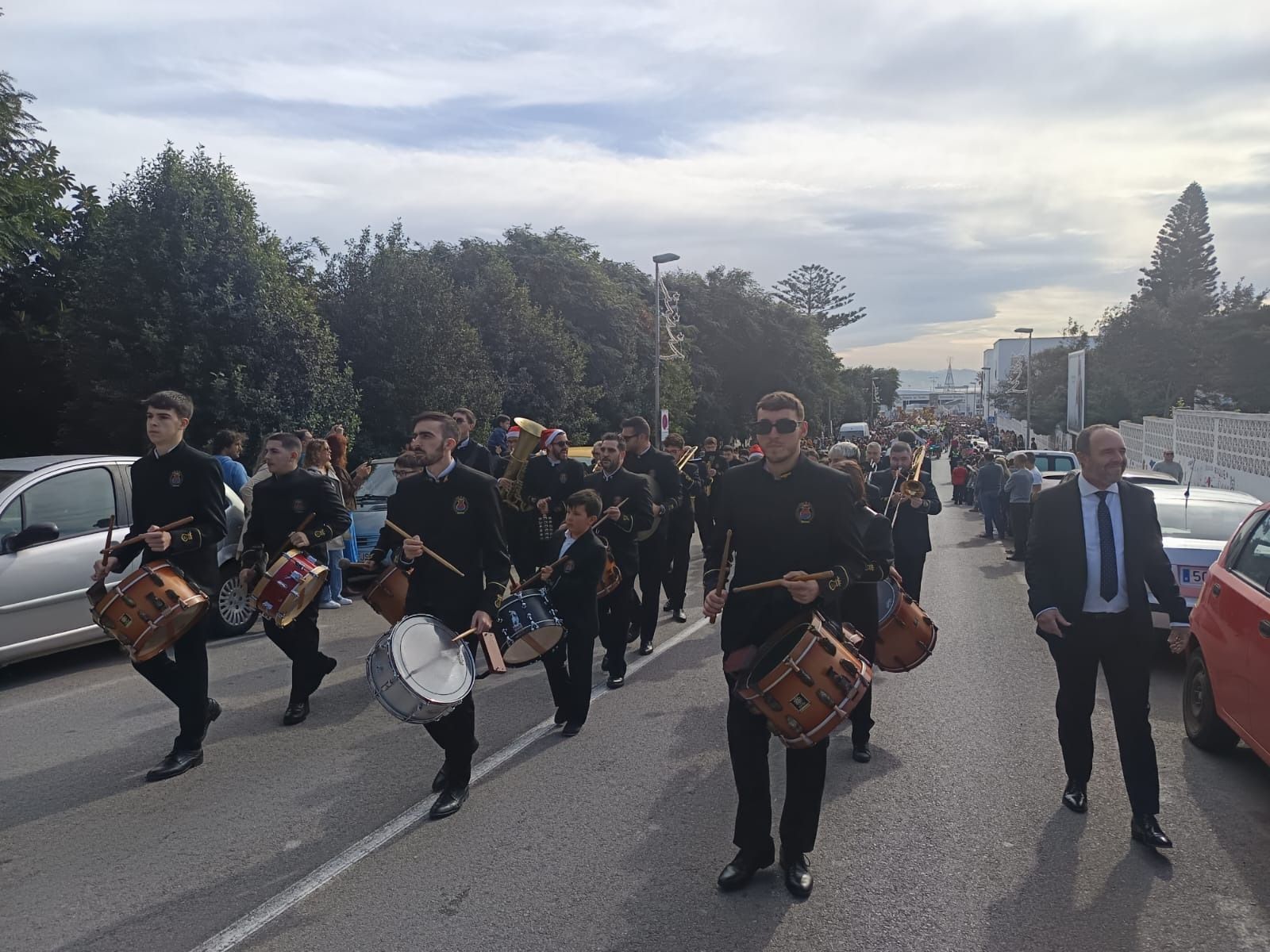 La ilusión de la cabalgata de los Reyes Magos recorre Tarifa en una mañana sin lluvia, en imágenes