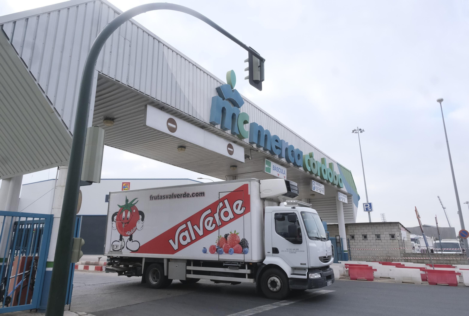 Un camión abandona las dependencias de Mercacórdoba. Un camión abandona las dependencias de Mercacórdoba.