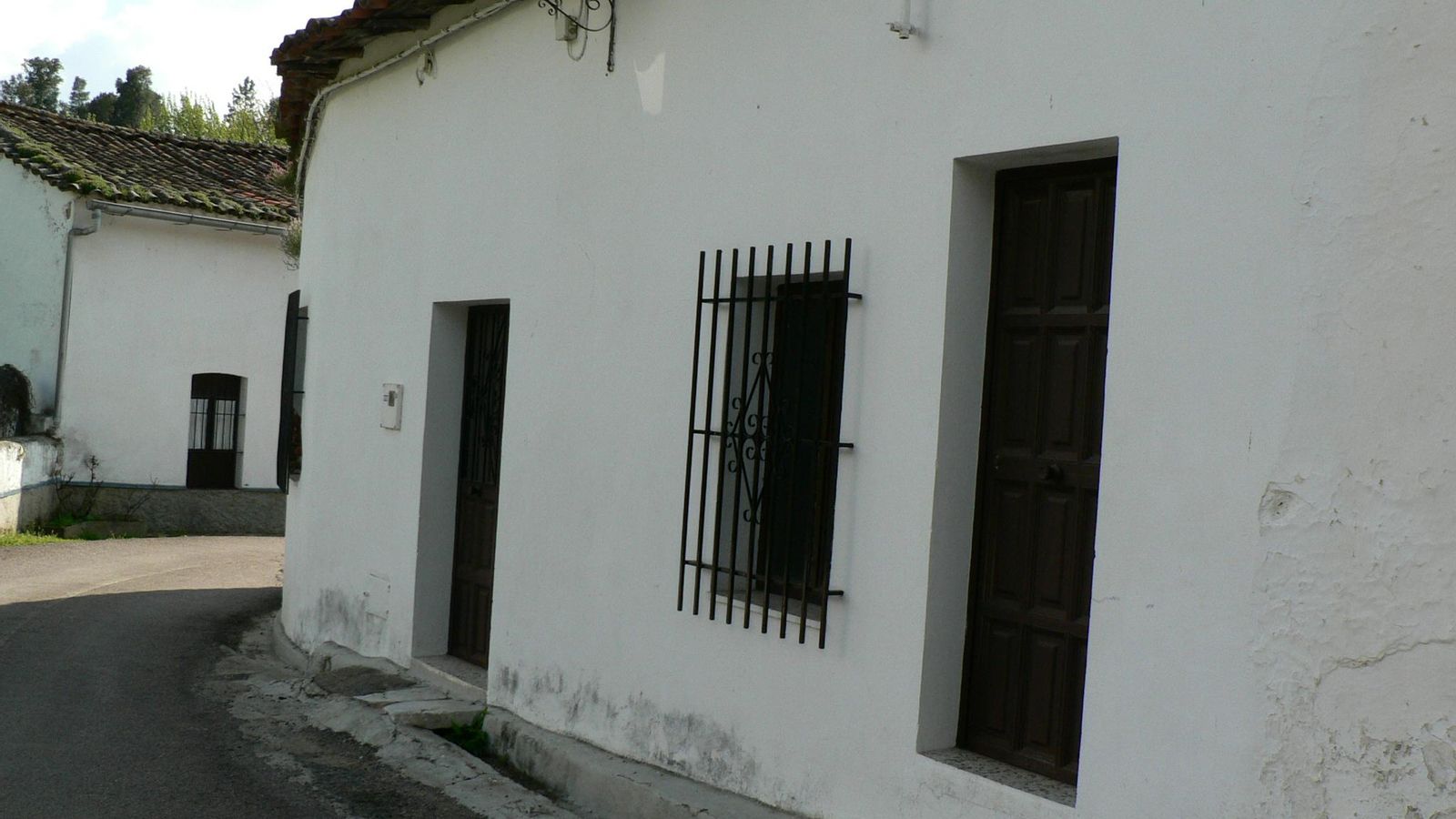 Casa donde estuvieron escondidos Manuel y Cándido Tristancho, junto a la cuadra, en la puerta estrecha de la derecha.