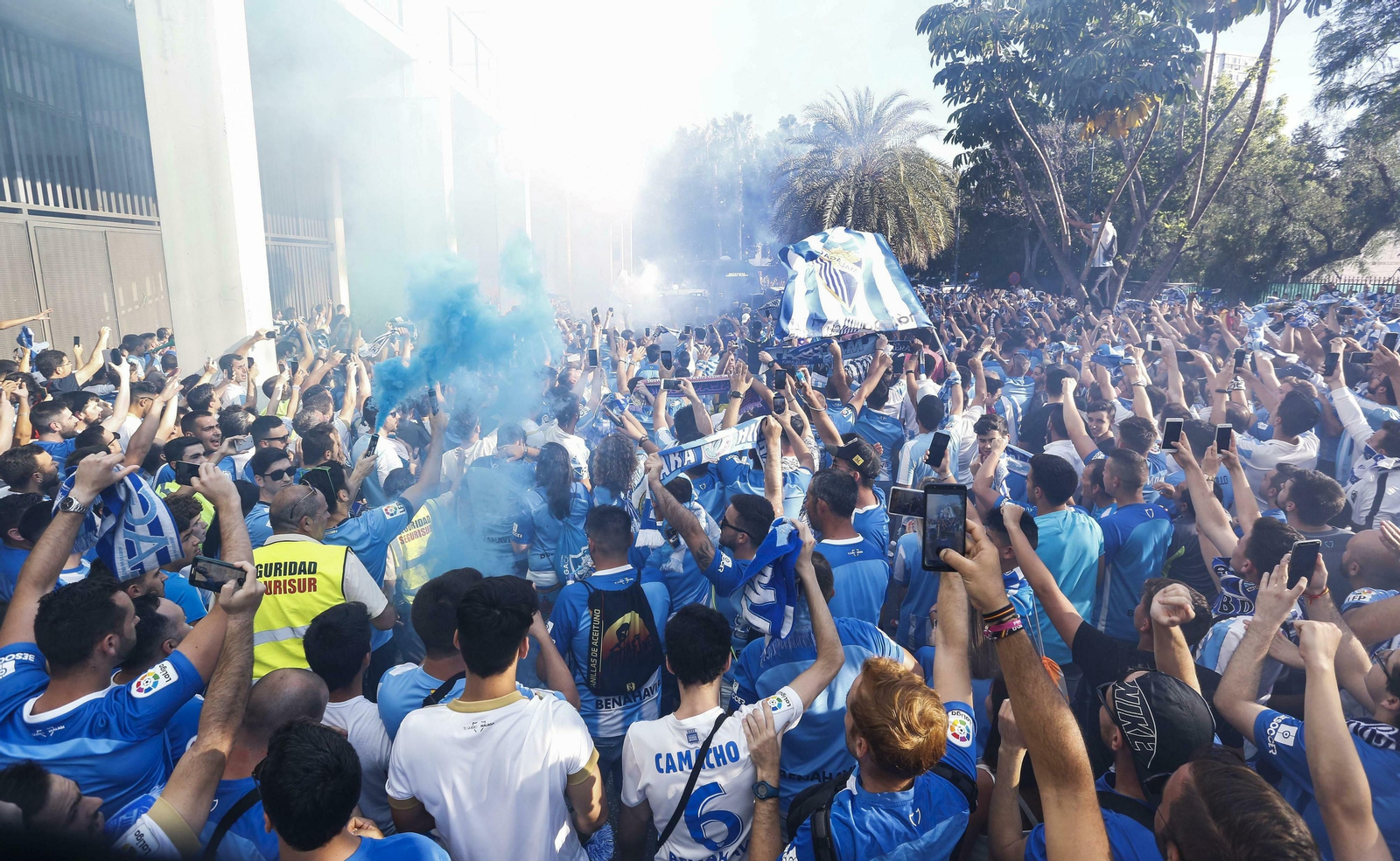 Cientos de malaguistas se congregaron para arengar al Málaga CF