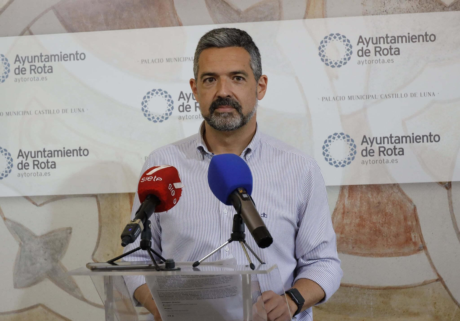 El alcalde de Rota, Javier Ruiz, durante su comparecencia pública en el Ayuntamiento.