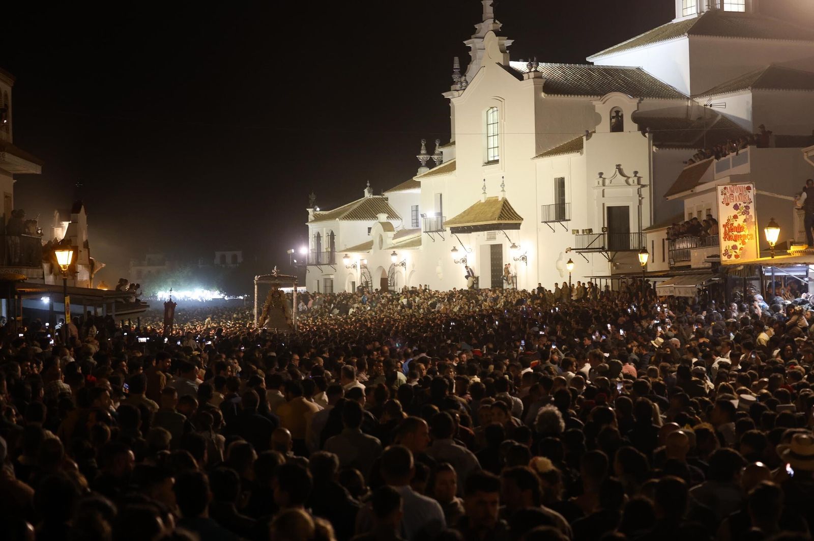 Imágenes de la procesión de la Virgen del Rocío y visita a la casa de Hermandad de Jerez