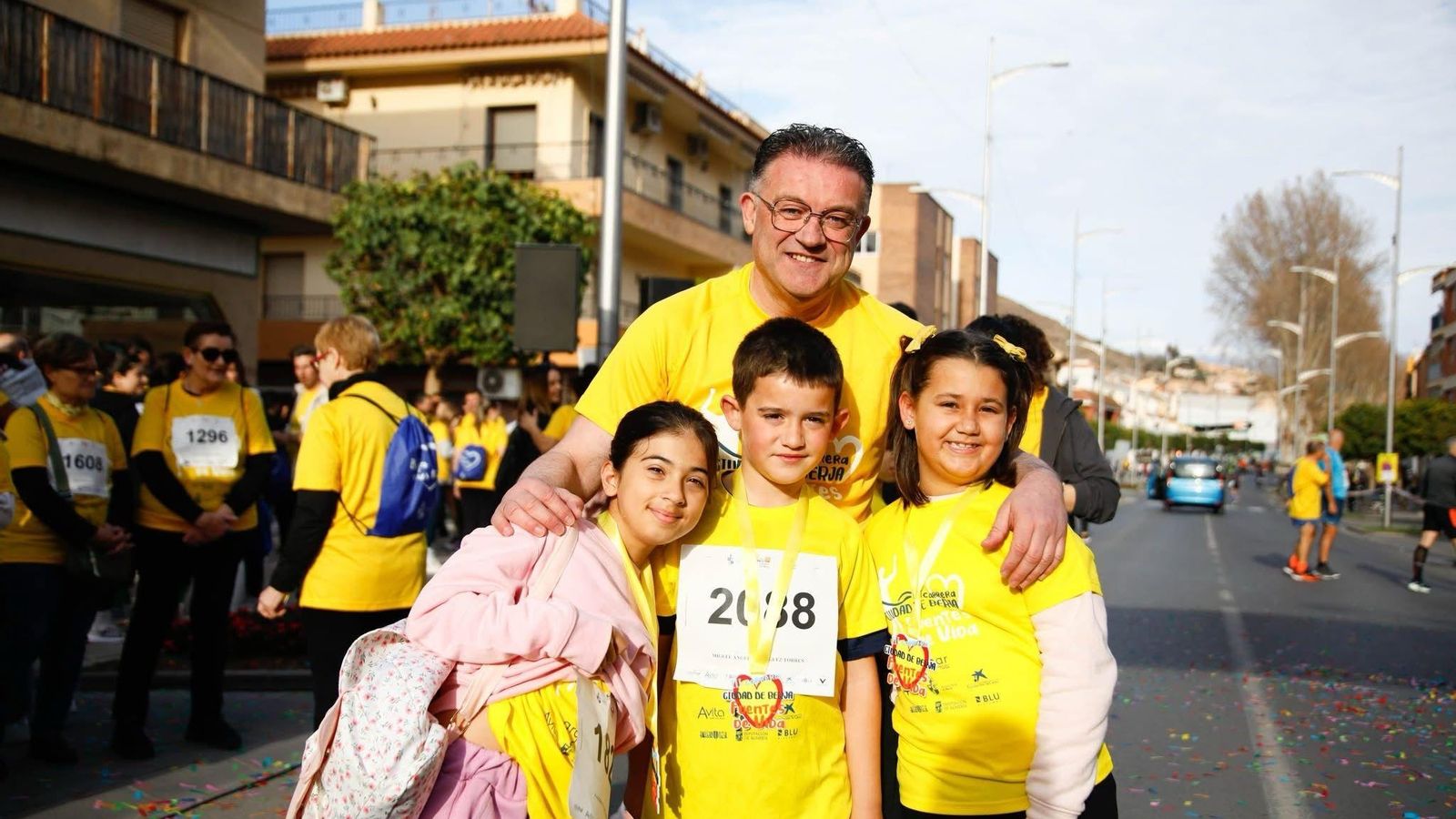El alcalde de Berja junto a algunos niños participantes.