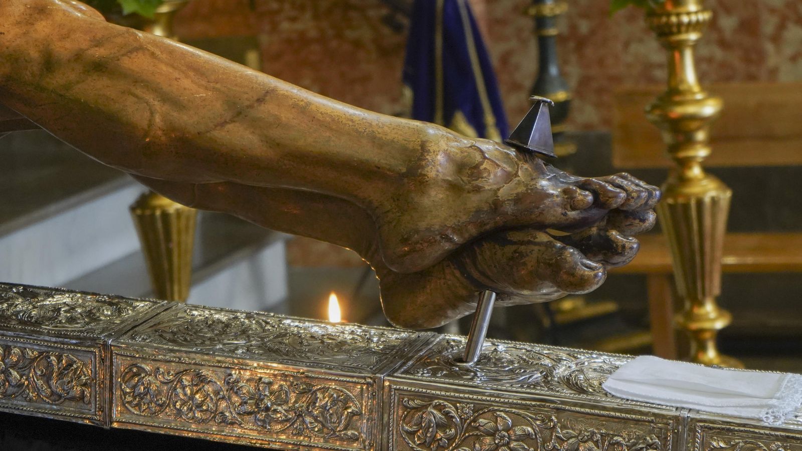 El Cristo de San Agustín recupera la altura original de la cruz con dos cartelas de plata