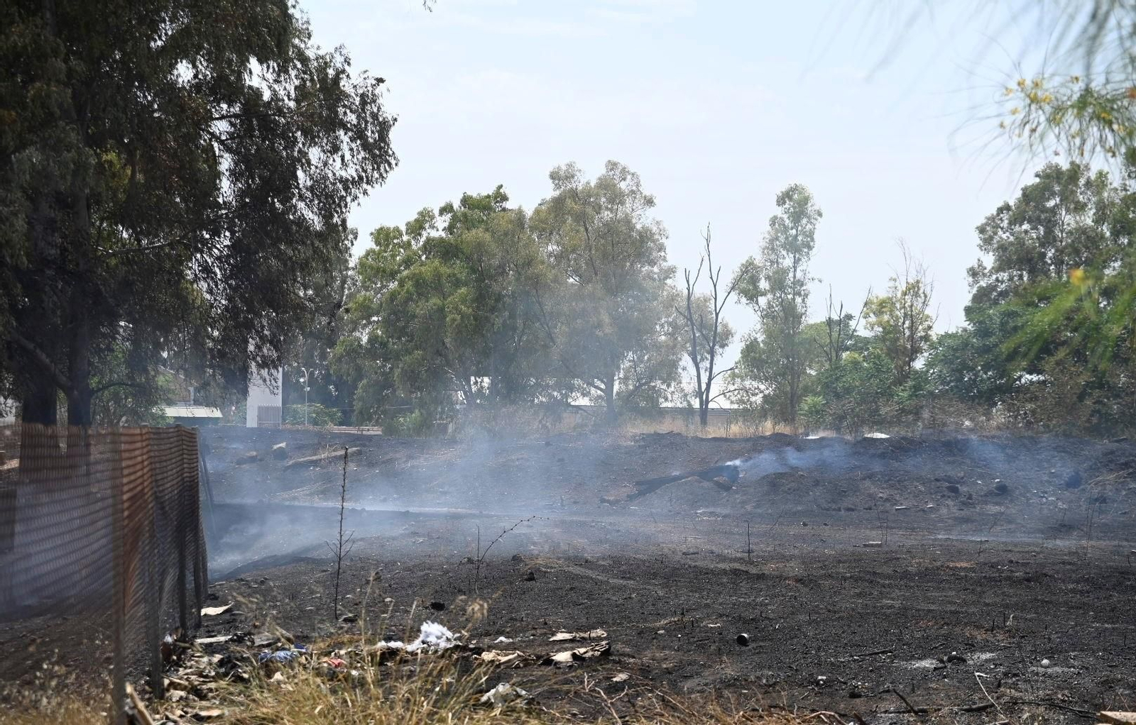 La zona calcinada por el incendio junto a la ronda Oeste, en imágenes
