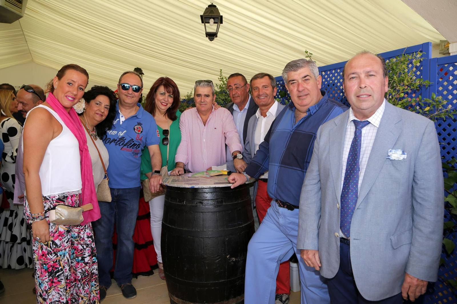 Pedro Ruiz y Pedro Robles, de las empresas de cerámicas La Ballena y Colorker, ayer junto a un grupo de amigos y el director comercial del periódico, Benjamín Sánchez.