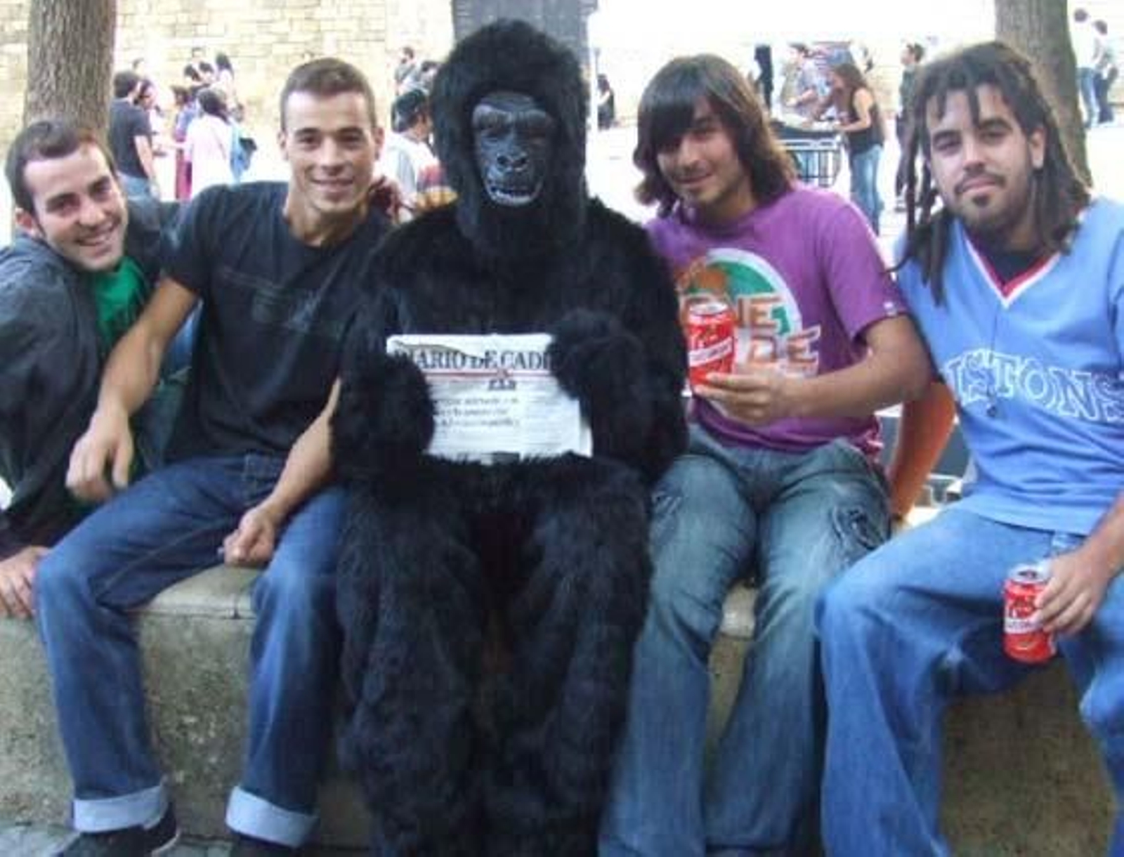 Iba para hombre, pero se quedó en mono. Eso sí, un mono muy leído, que va con su Diario a todas partes. Si te encontraste con nuestro particular monkey el sábado, búscate en esta galería. 

Foto: Senda