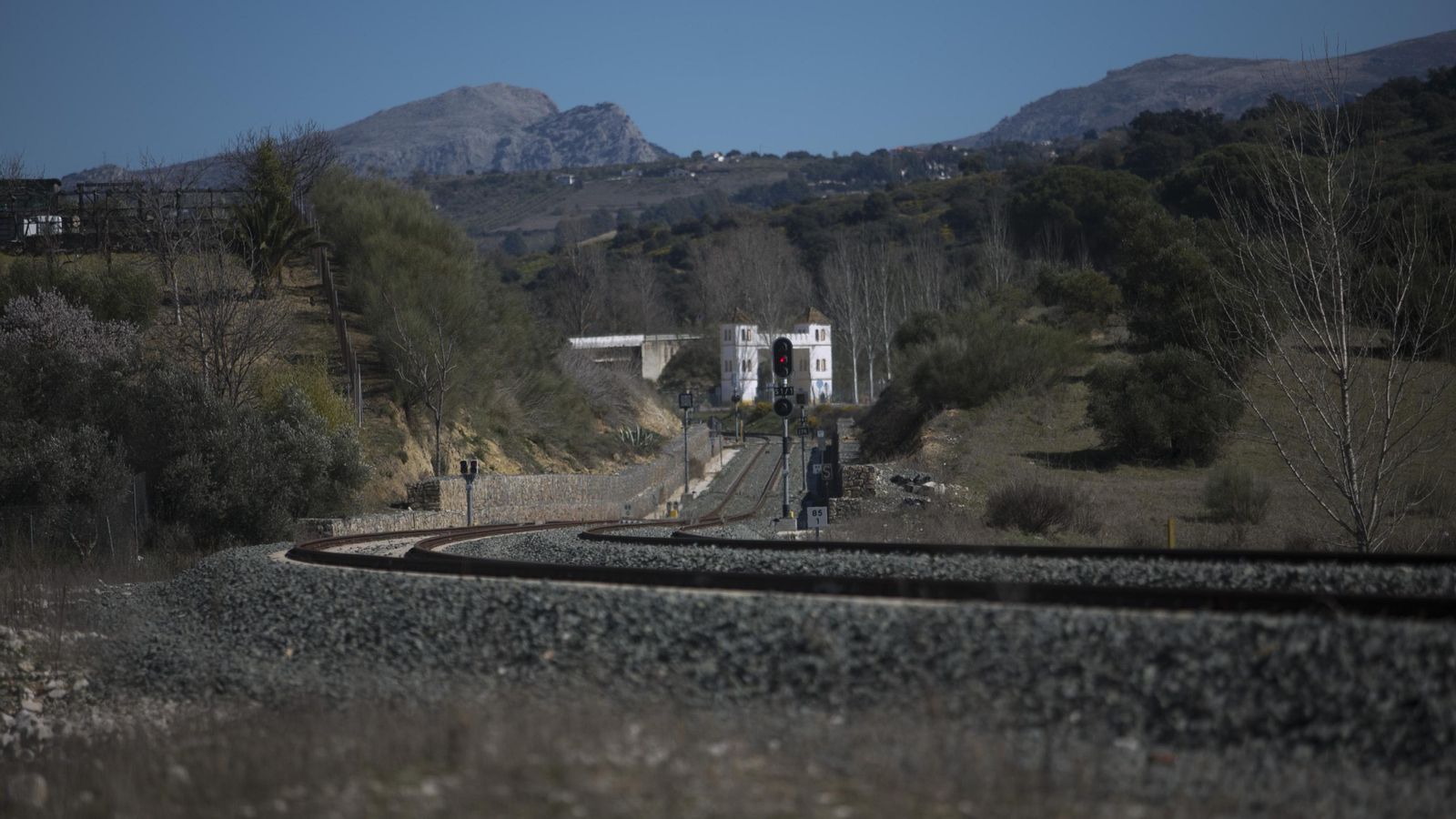 Un tramo del tren que discurre entre Bobadilla y Ronda. Un tramo del tren que discurre entre Bobadilla y Ronda.