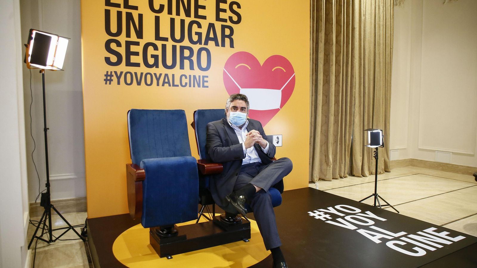 El ministro de Cultura y Deporte en un set instalado para grabar una campaña promocional.
