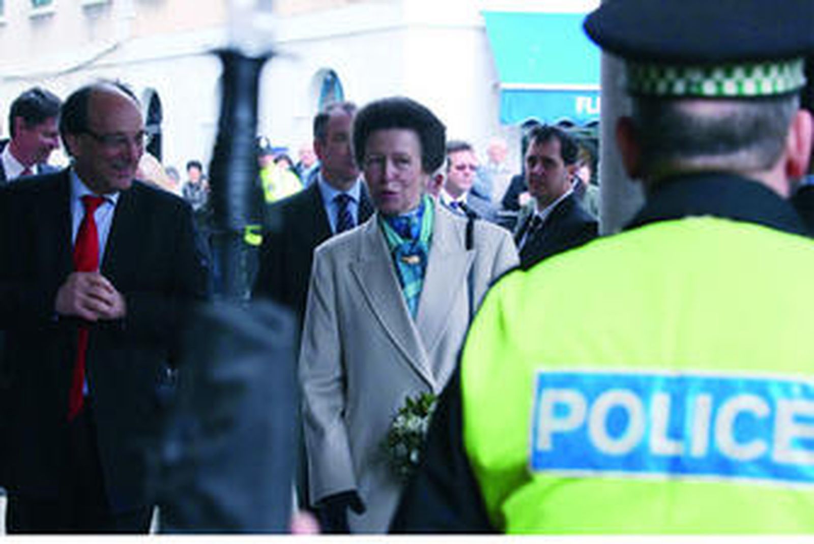 Ana de Inglaterra, acompañada por Peter Caruana, durante su paseo por las calles de Gibraltar.