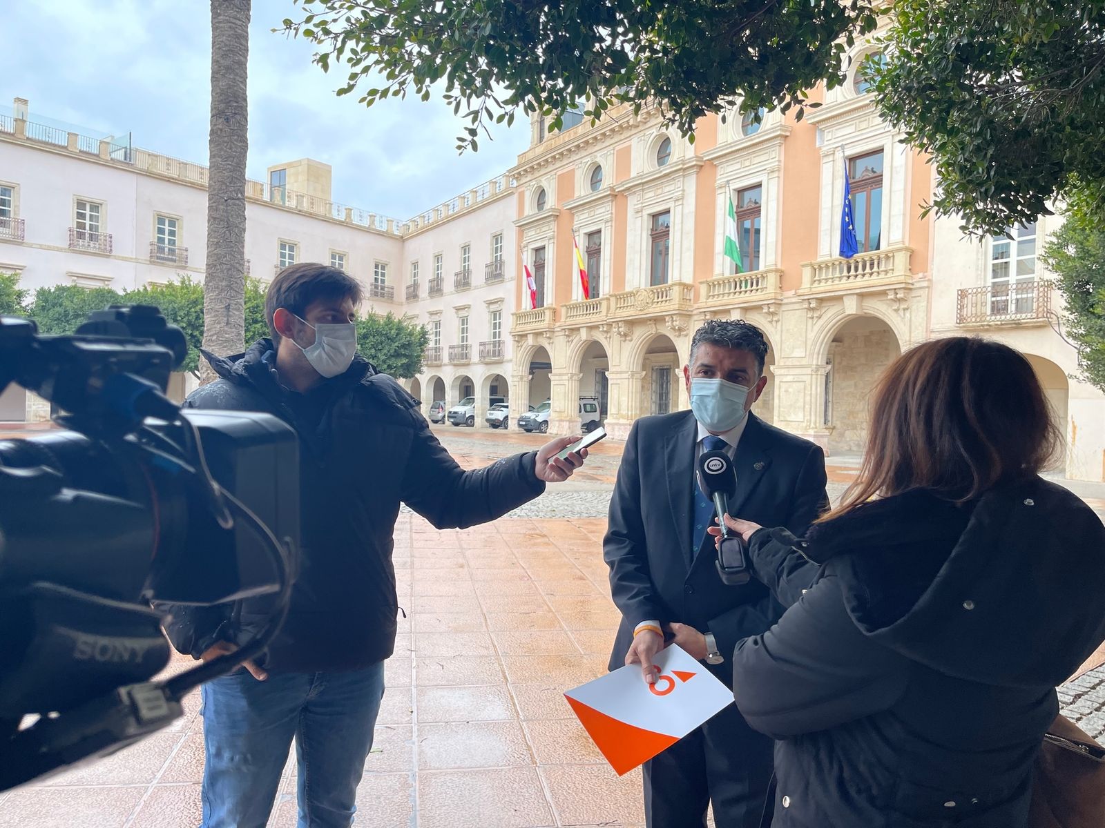 Cazorla atiende a los periodistas en la Plaza Vieja