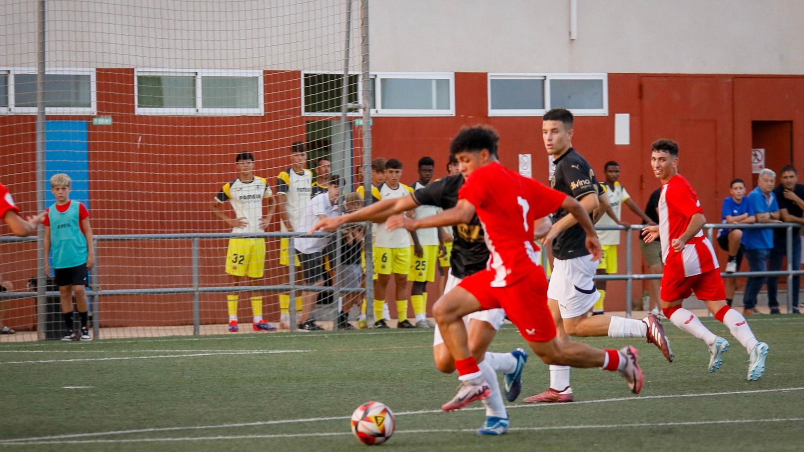 Safi, una de las nuevas incorporaciones, se intenta marchar de un rival en un partido de pretemporada.