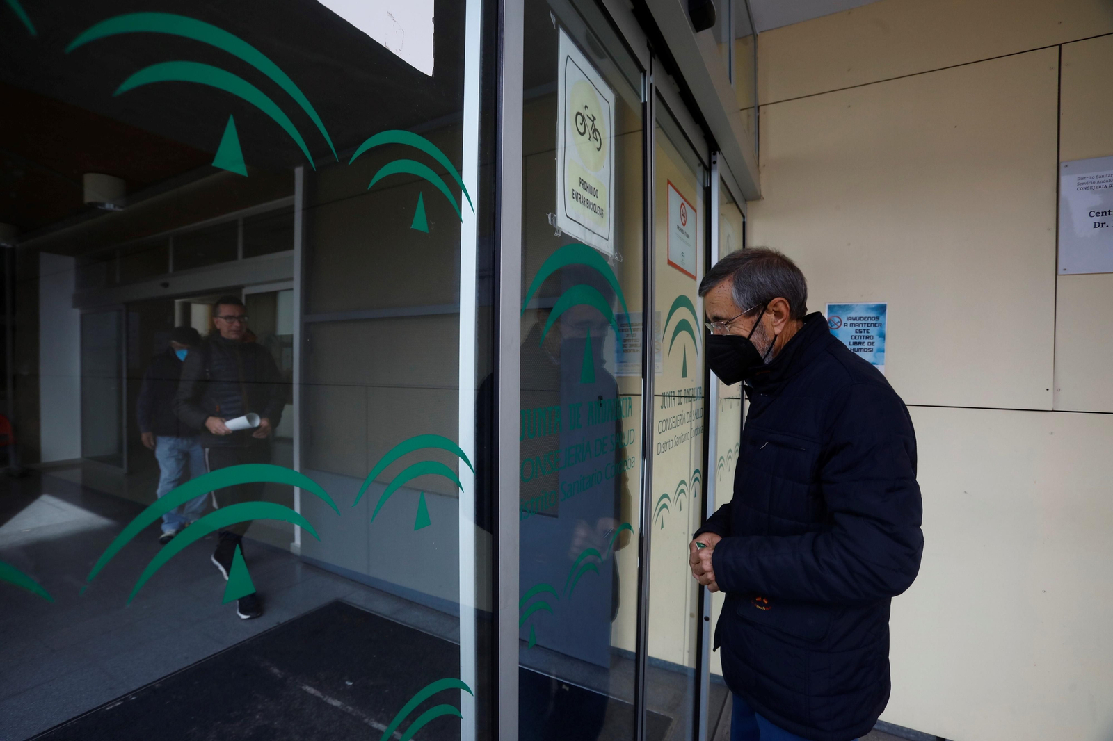 Las mascarillas vuelven a ser obligatorias en los centros sanitarios, en imágenes