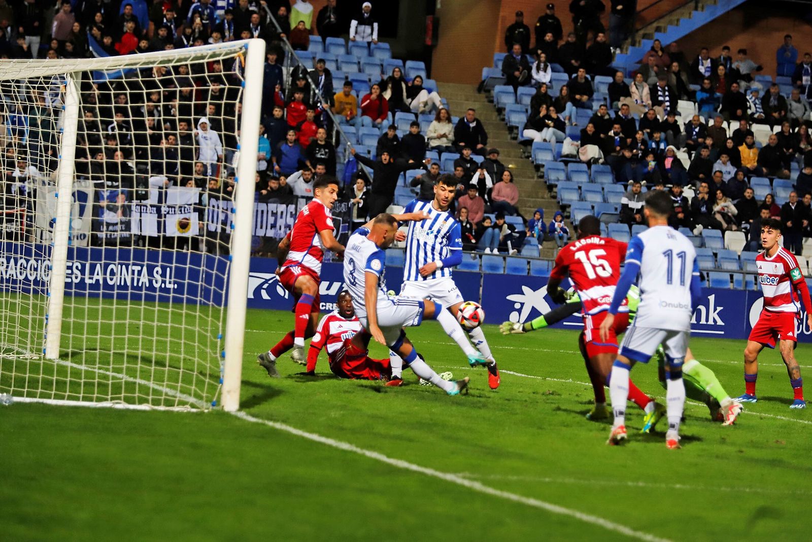 Una jugada en el área en el partido entre el Recreativo de Huelva y el Recreativo Granada.