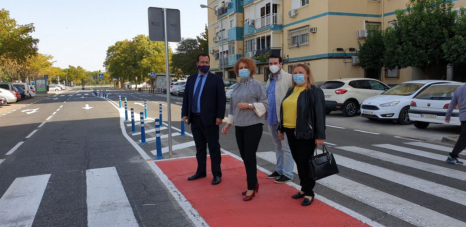 Los delegados Juan Carlos Cabrera y Adela Castaño en uno de los pasos de peatones con refugio de Alcosa.