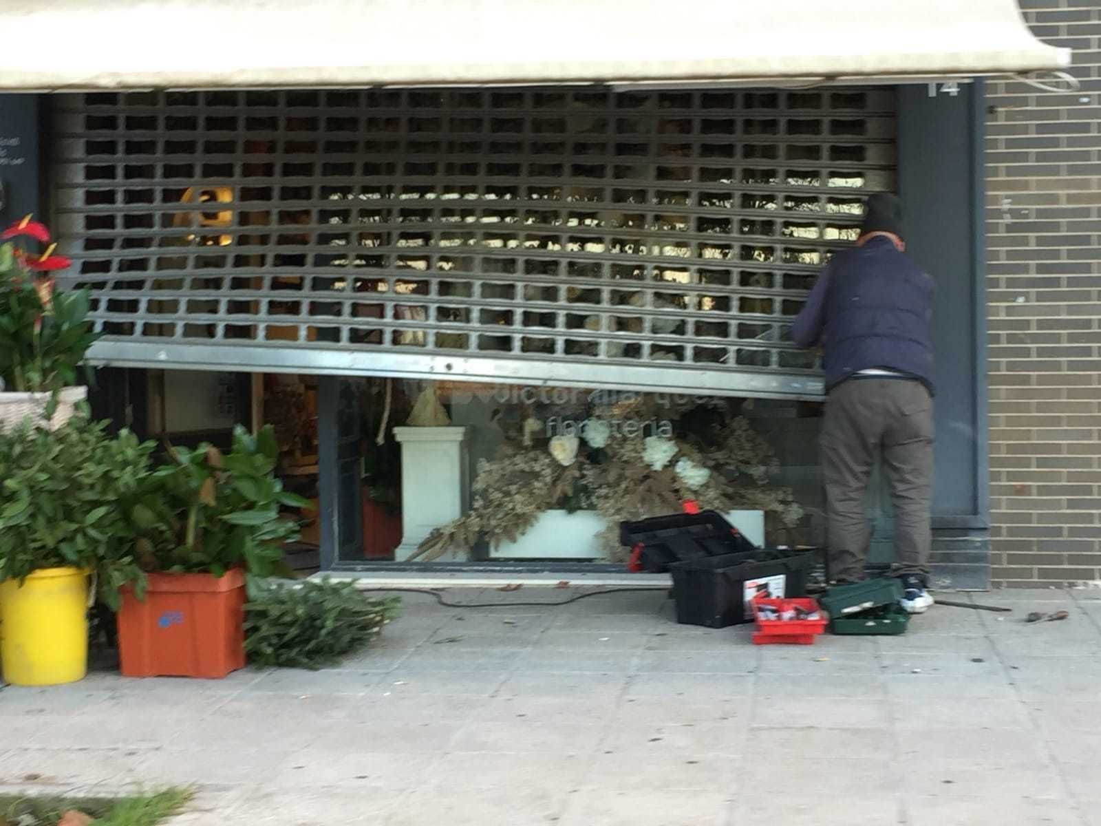 Una fotografía del robo en una floristería de los Bermejales.