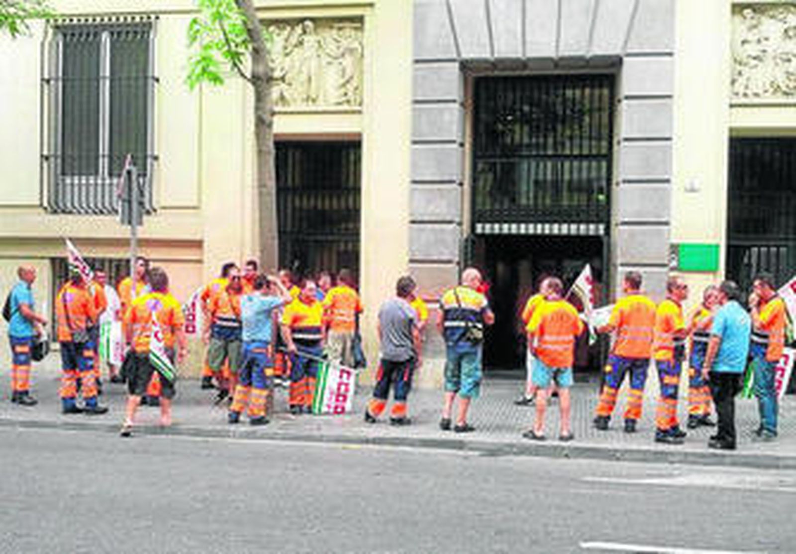 Protesta de conductores de ambulancias ante la Delegación de Salud.