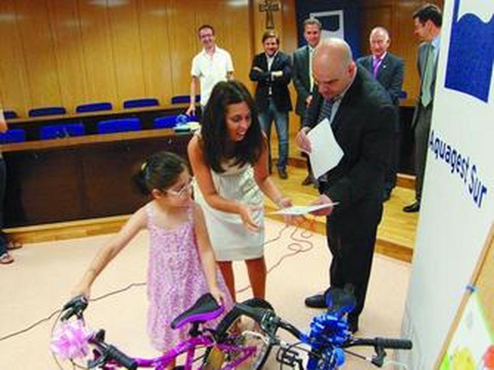 Los niños se lo pasaron en grande con sus premios.