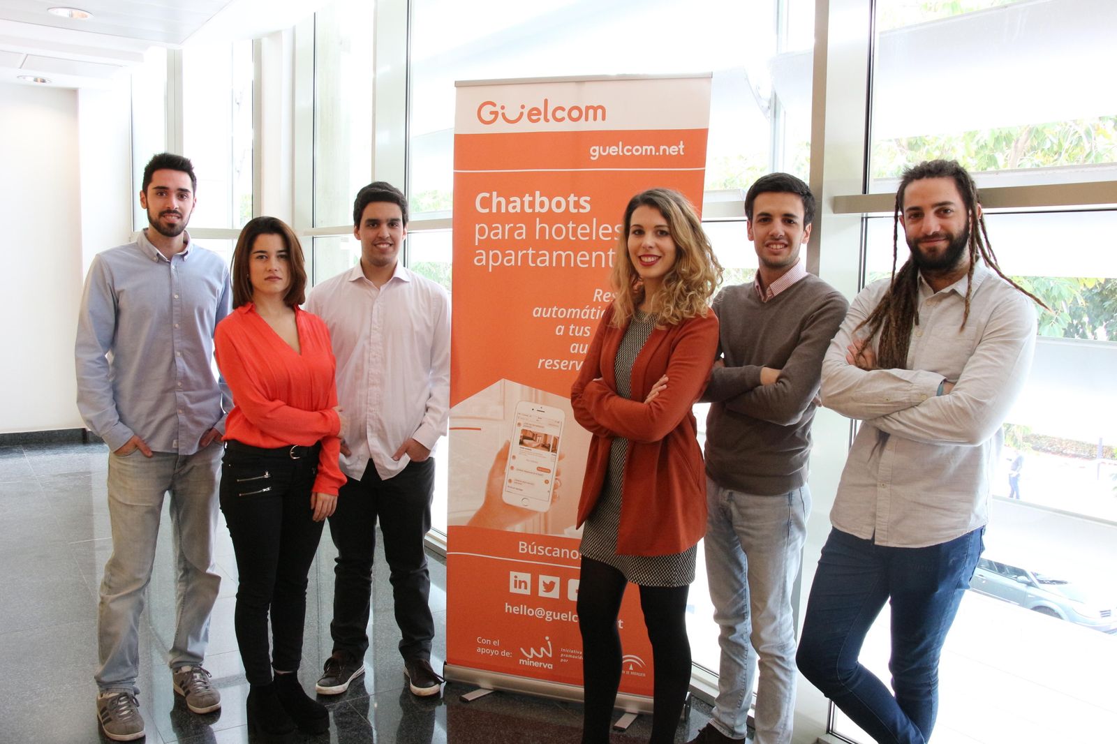 Miembros del proyecto Güelcom en su oficina.