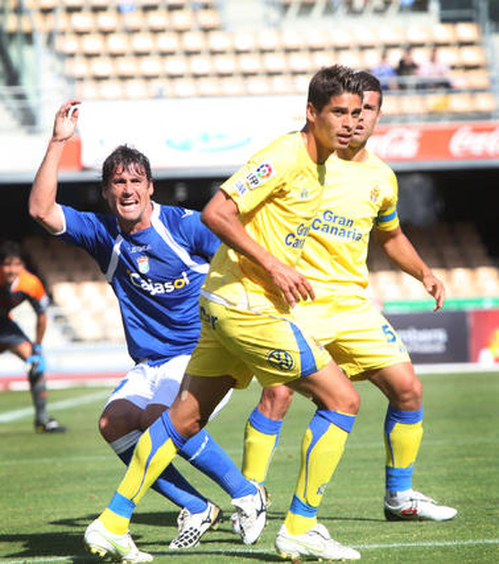 Bermejo protesta entre dos jugadores canarios. 

Foto: Vanesa Lobo